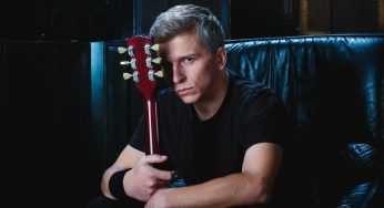 Zimomriavky, nahota a odvážne dotyky: Najsexi slovenský rocker predstavuje videoklip „VLASTNÁ VIERA“