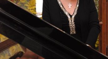 Adriena Bartošová vydáva nové CD „Mimo priestor a čas“
