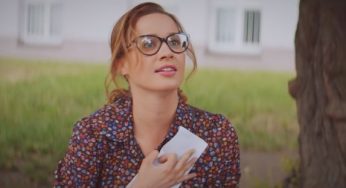 Z Kristíny je v novom klipe „Si pre mňa best“ zaľúbená stredoškoláčka, jej vysnívaného princa hrá profesionálny model!