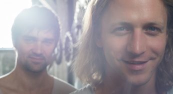 Tomáš Klus zahájil svoj jesenný Recyklus koncertom v Pragovce, kde si prevzal Zlatú platňu za dvojalbum Živ je!