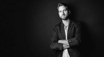 Samuel Tomeček si novým albumom IKONY uctil slovenskú popmusic.