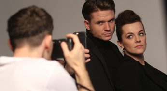 „Víš, někdy je lepší zařvat DOST! A začít myslet vlastní hlavou,“ spieva Ondřej G. Brzobohatý s Martou Jandovou v novom klipe „Je toho moc“