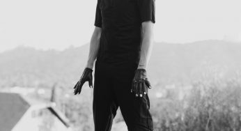 Chris Corner aka IAM{X} predstavuje videoklip k singlu Mile Deep Hollow