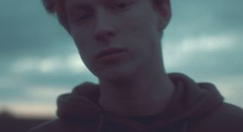 Adam Mišík zachytil v surovom videoklipe Démoni pocit, keď sa vzťah z neba zmení v peklo