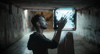 Kolízia hudobných období. White Place v novom singli cestujú v čase