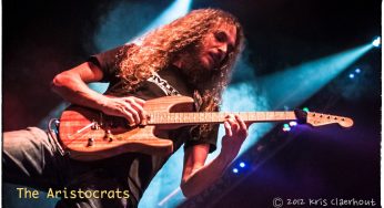 Na novinke The Aristocrats sme s radosťou rozobrali a drzo napodobnili ďalšie žánre, hovorí Guthrie Govan