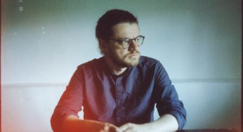 Pesničkár havrilla vydáva album detenzie ako kolekciu príbehov pre dnešný svet