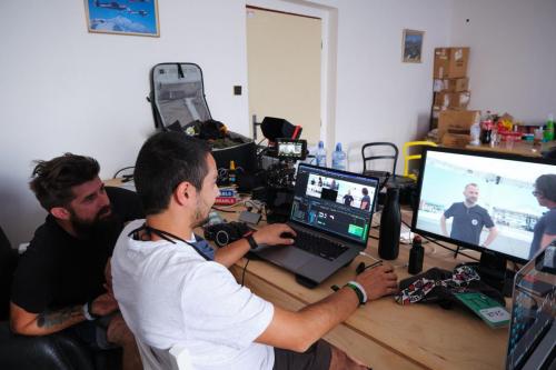Režisér Braňo Gotthardt a strihač Roman Dao Tuan pracujú na prvom diely Klubtúra on The Ground, ktorý sa vysiela vždy na druhý deň