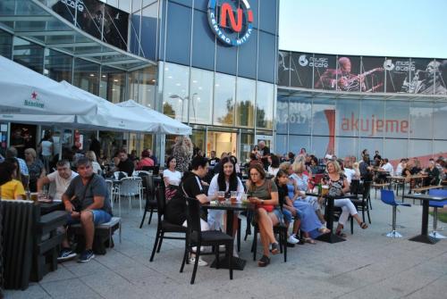 Návštevníci koncertu Gladiator v Music a Cafe Nitra